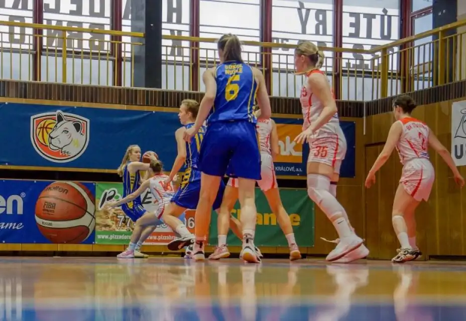 ŽENY A: Ze tří utkání na venkovních palubovkách vezeme dvě výhry