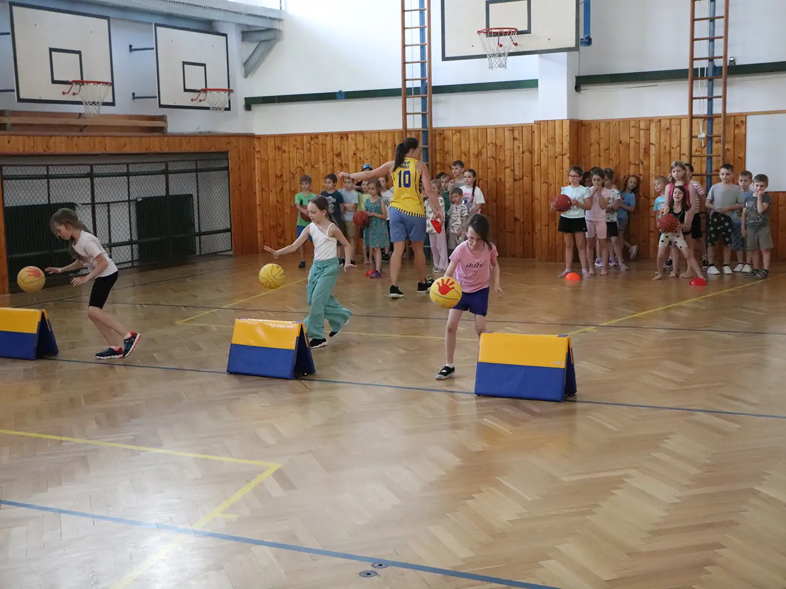 Den s basketbalem 2026